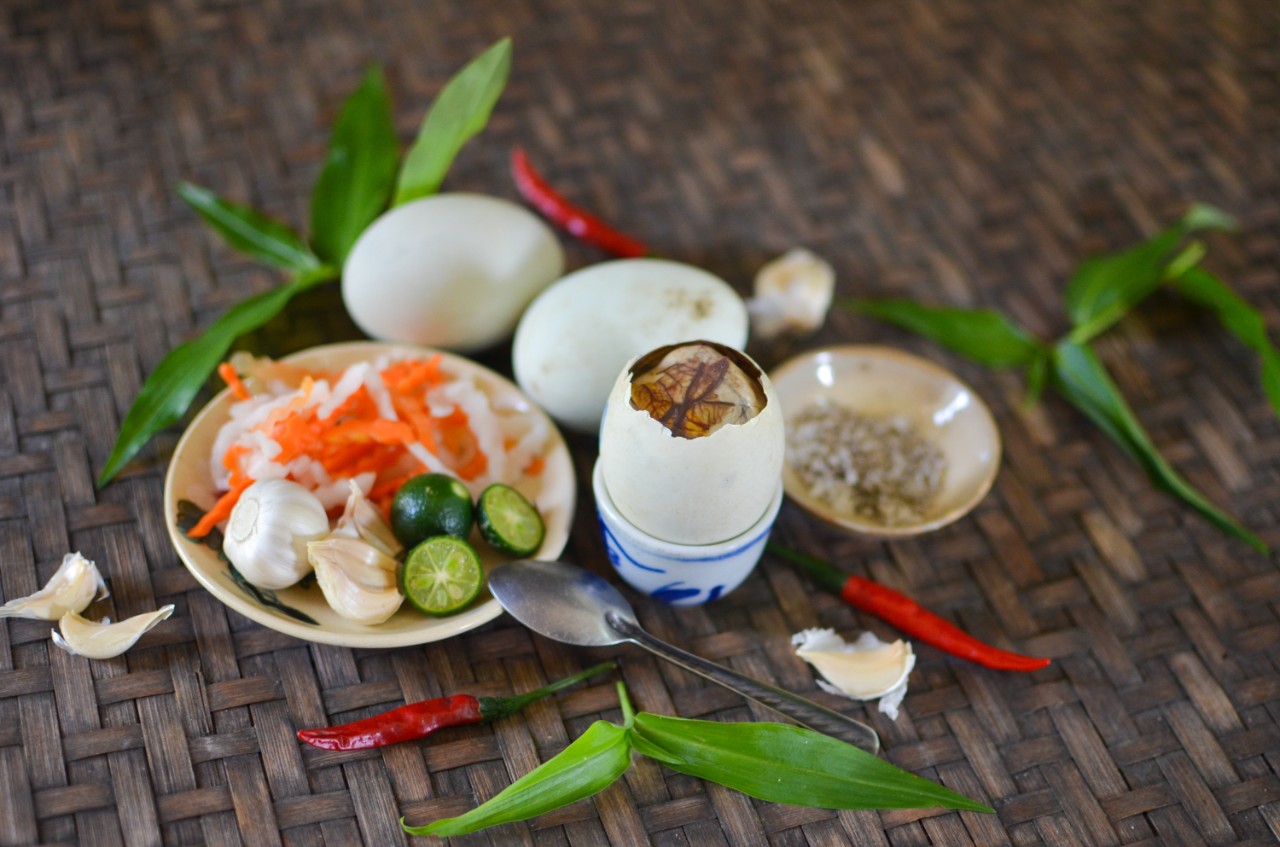 Theo nghiên cứu của các chuyên gia, trong một quả trứng vịt lộn có lượng calo 182 kcal Theo nghiên cứu của các chuyên gia, trong một quả trứng vịt lộn có lượng calo 182 kcal